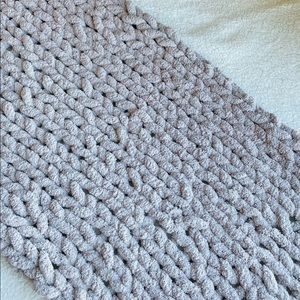 Cute chunky knit blanket/throw. Great for bedding decor or couch! 💗